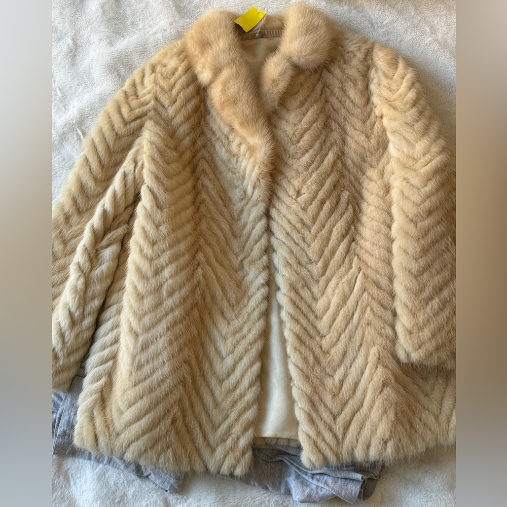 Elegant Faux Fur Coat in Cream
